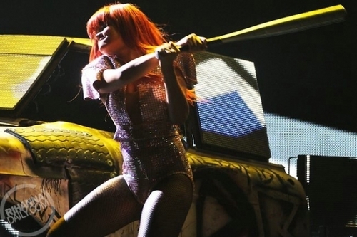 蕾哈娜 performed in Adelaide, Australia, tonight (March 10)