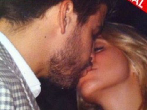  Shakira and Piqué first public kiss !!!!!!