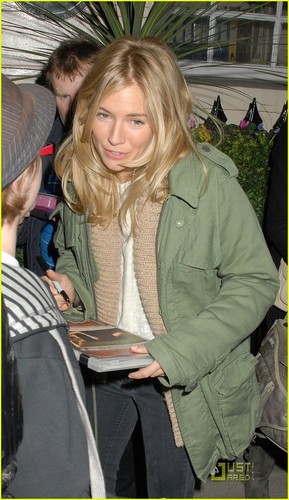  Sienna out & about in Londra 3/8/11