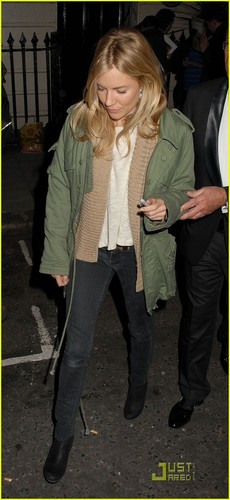  Sienna out & about in Londra 3/8/11