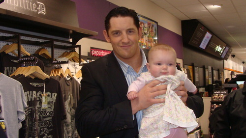  Wade Barrett with his youngest shabiki