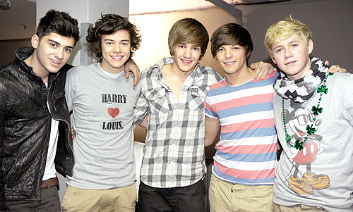  one direction at a book signing!! (dont u just LUV niall's t-shirt)<3xxx