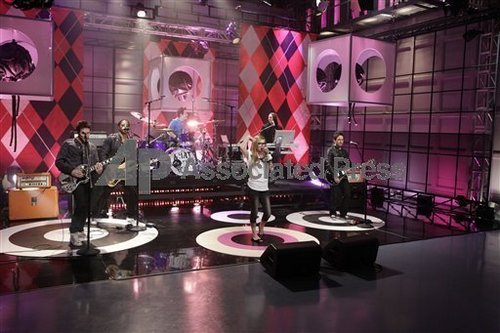  Live Performance on The Tonight tampil with jay Leno 14/03/2011