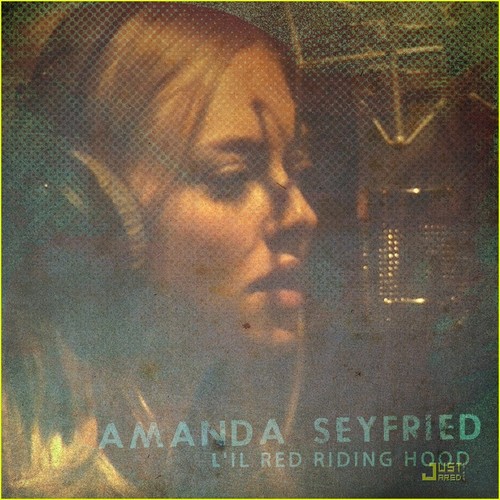  Amanda Seyfried Sings 'L'il Red Riding Hood'