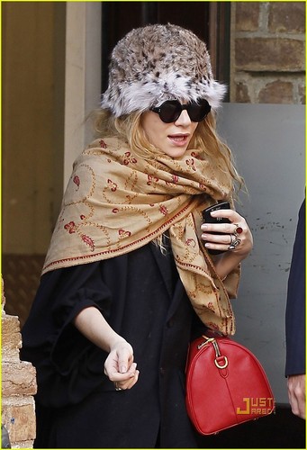  Ashley Olsen: Leopard Print Hat & Printed Scarf!