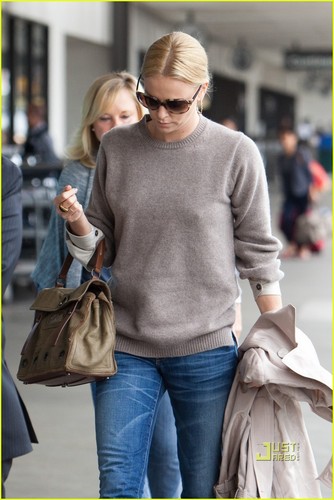 Charlize Theron: Flight Out of Town with Mom!