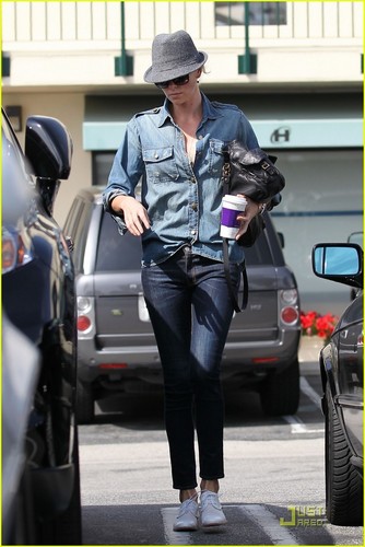  Charlize Theron Spends Saturday at the Spa