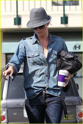  Charlize Theron Spends Saturday at the Spa