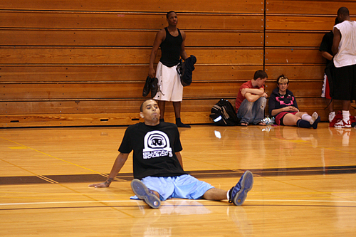  Chris Brown Sitting On The floor At a JYM लोल SOO CUTE!!!
