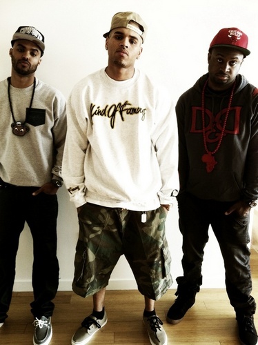  Chris Brown's Gansta Pose-Twitpic