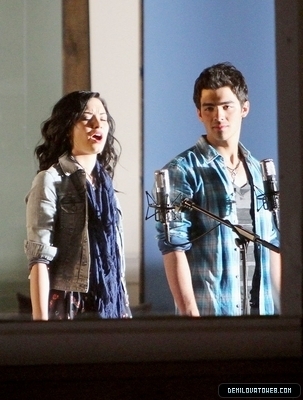  Demi and joe in make a wave on the sets.