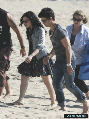  Demi in make a wave on the sets.