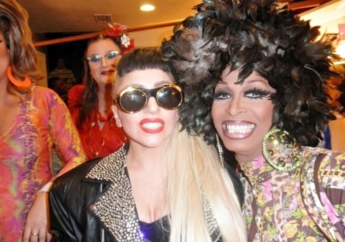  Gaga with drag queens