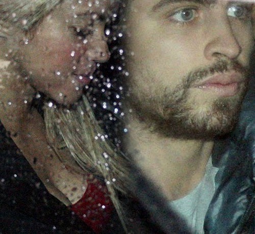  Gerard and Shakira: प्यार in rain !!
