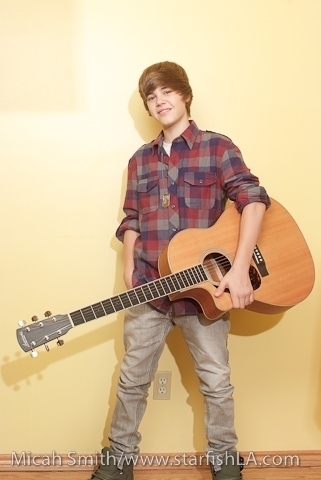  JB WITH A gitaar
