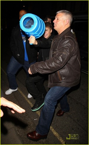  Justin Bieber & Willow Smith: Night Out in London!