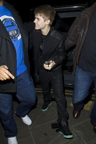  Justin Bieber for chajio, chakula cha jioni in London, England on Tuesday March 15, 2011