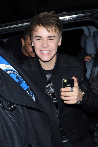  Justin Bieber takes a snap on his IPhone as he stops at La Portes Des Indes restaurant in 런던