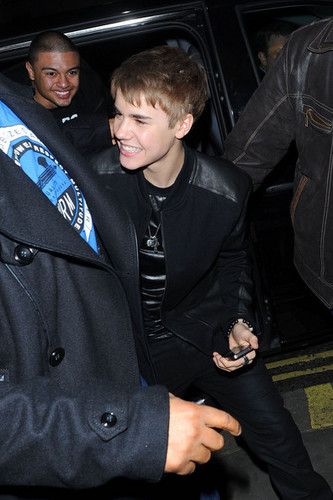  Justin Bieber takes a snap on his IPhone as he stops at La Portes Des Indes restaurant in ロンドン
