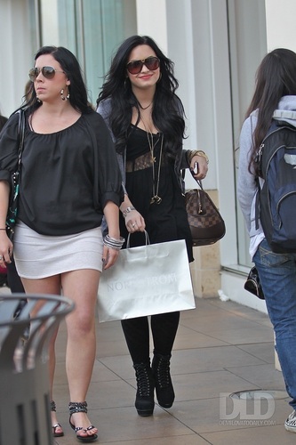 Demi Lovato: Louis Vuitton Lady at LAX: Photo 413273, Demi Lovato Pictures