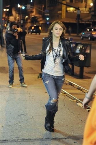  Miley cyrus fly on the दीवार संगीत video!
