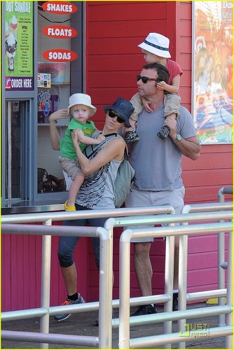  Naomi Watts & Liev Schreiber: Family Fun at the Pier!