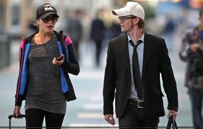  New fotografias of Jackson Rathbone and Nikki Reed in LAX