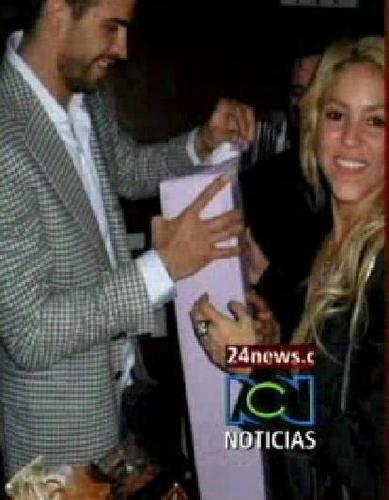  Shakira and Gerard Piqué birthday kisses