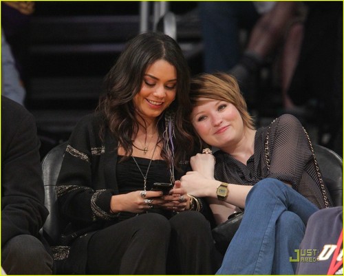  Vanessa & Emily Browning @ LA Lakers Game