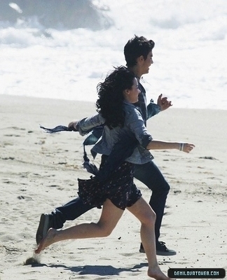  jemi in the set of make a wave