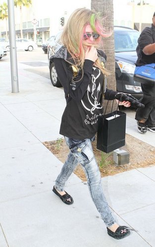  Avril Lavigne-Shopping in Los Angeles 16.03.2011
