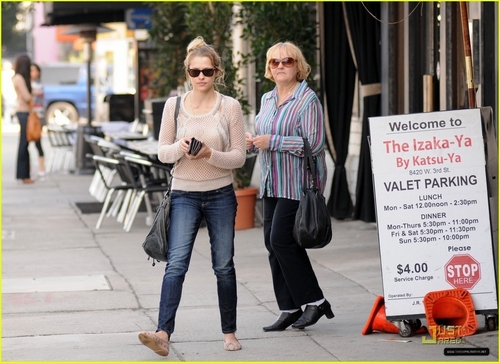  Drops سے طرف کی Urth Caffe with her mom Paula in West Hollywood (March 4th)