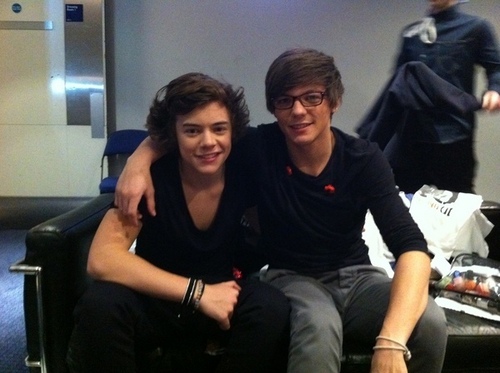  Harry and Louis at the O2 getting ready 19.03.11