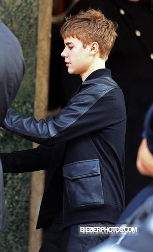  Justin Bieber Leaves His Hotel