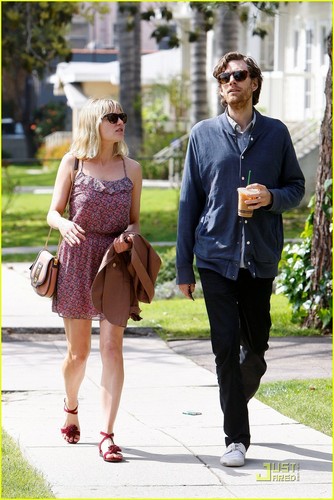  Kirsten Dunst: Sunday Stroll with Jason Boesel