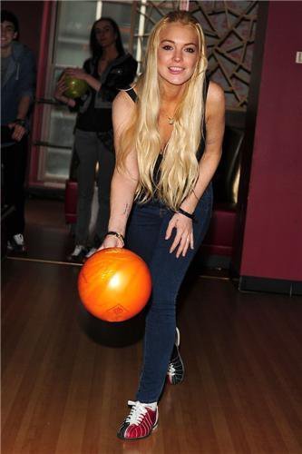  Lindsay Lohan Spends Friday Bowling with the Family