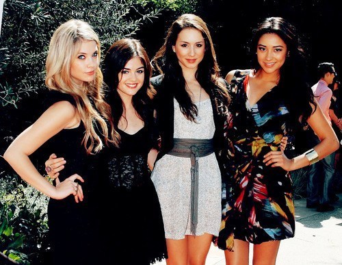  Lucy Hale&the PLL Cast