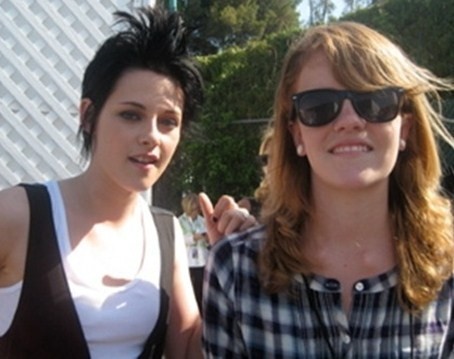  New/Old foto of Kristen Stewart with her fans!