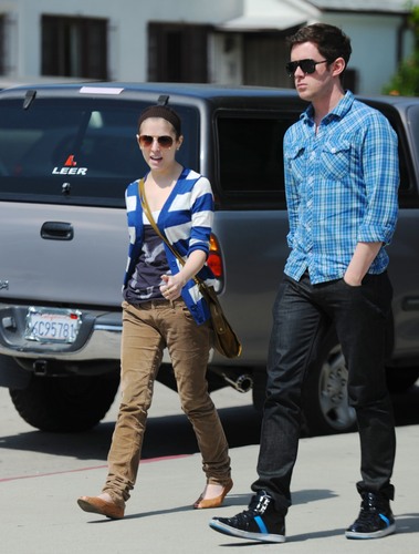  New фото of Anna Kendrick with her friend in LA!