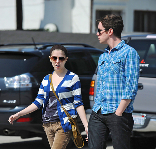 New चित्रो of Anna Kendrick with her friend in LA!