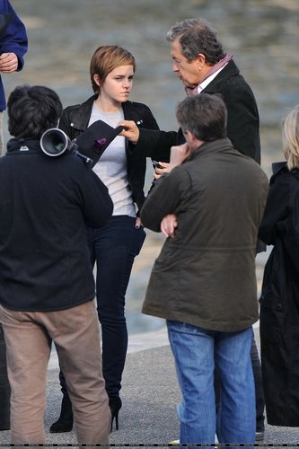  New 写真 of Emma on the set