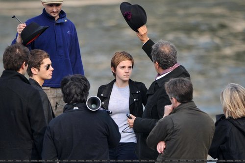  New foto of Emma on the set