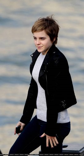 New photos of Emma on the set
