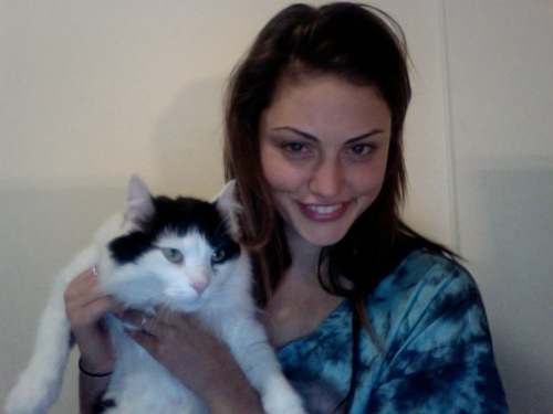  Phoebe Tonkin with her cat