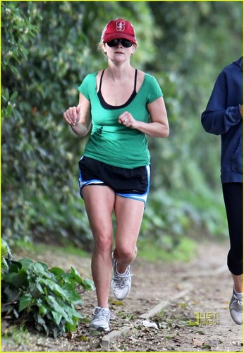  Reese Witherspoon Wears Green for St. Patrick's दिन