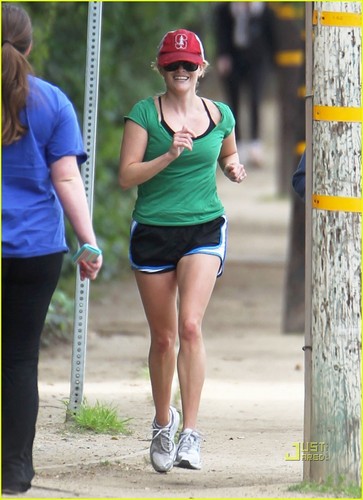 Reese Witherspoon Wears Green for St. Patrick's día