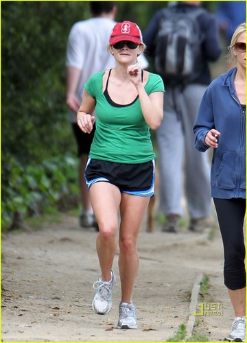  Reese Witherspoon Wears Green for St. Patrick's 日