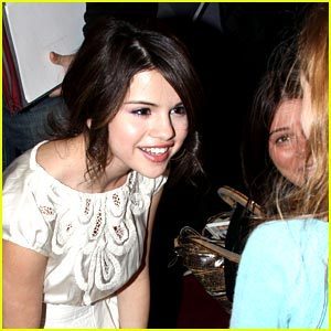  Selena Gomez And fan