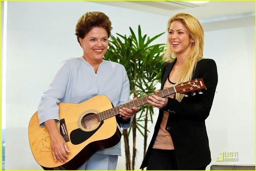  Shakira Meets Brazilian President Dilma Rousseff