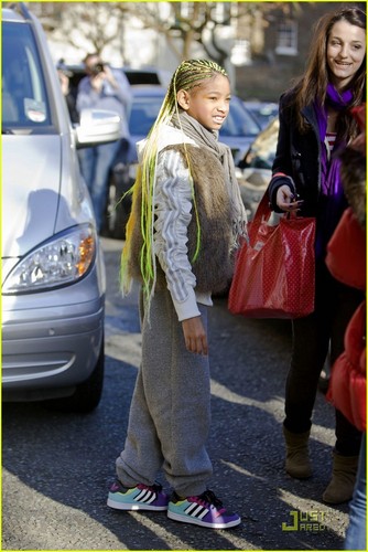  Willow Smith: Neon Braids in London!
